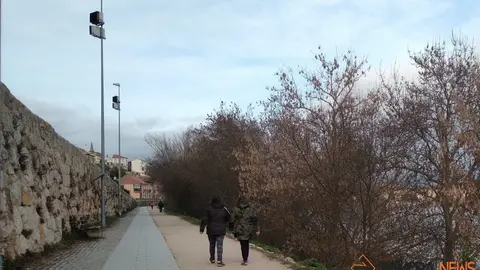 Dos personas pasean por el entorno del río Duero