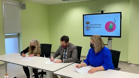Firma del convenio entre el Ayuntamiento de Benavente y la Asociación Duquesa de Pimentel