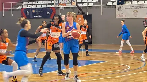 Kristina Rakovic, jugadora del Barça CBS ante la defensa del CD Zamarat. | FOTO: Barça CBS