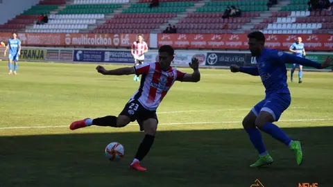 Losada, jugador del Zamora CF remata un balón. | FOTO: Marcos Vicente