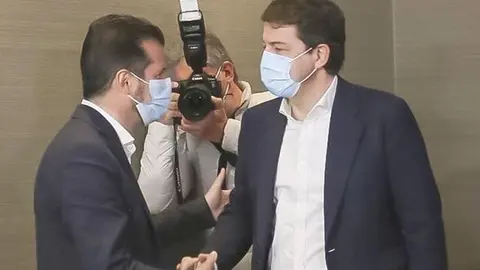 Mañueco y Tudanca se saludan antes de reunirse. Foto Leonoticias