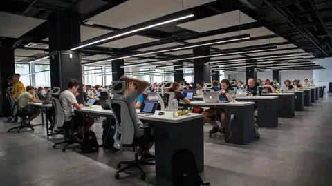 Grupo de personas en su lugar de trabajo