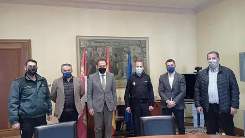 Ángel Blanco durante la reunión con Juan Carlos Bueno, responsable de Mantenimiento del Hipermercado