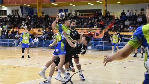 Lance de juego entre el BM Zamora y el BM Alcobendas. | FOTO: Aroa Colmenero