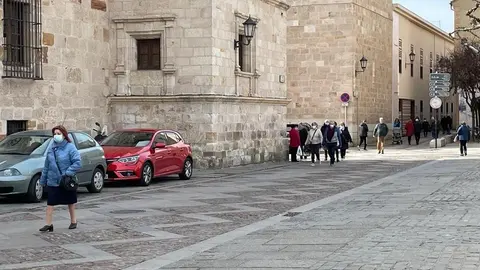 Viandantes por el entorno del Parador de Zamora. Foto Marcos Vicente