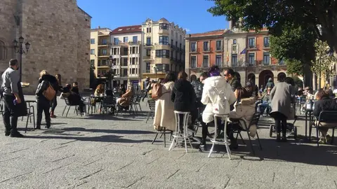 Los zamoranos disfrutan de una tarde de terrazas en la Plaza Mayor. Foto de archivo
