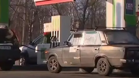 Ucranianos hacen cola en las gasolineras. Foto RTVE