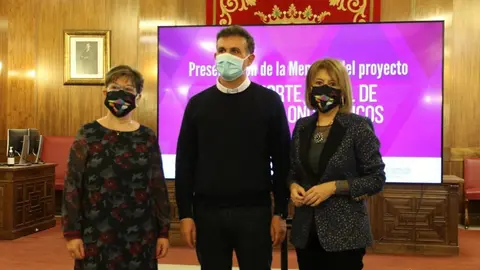 presentación de la memoria de transporte social de pacientes oncológicos. El diputado de POlítica social, Ramiro Silva, acompañado de la presidenta de AZAYCA, Pilar de la Higuera