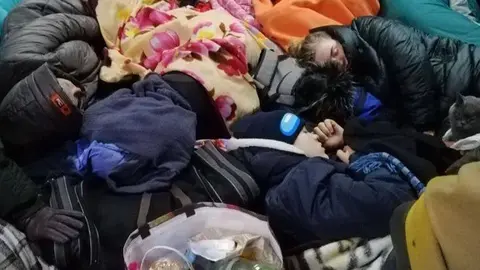 Personas atrincheradas en Ucrania