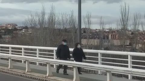 Paseantes por el puente nuevo de Zamora