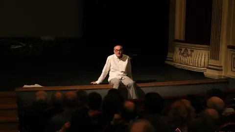 Julio Fernández, sobre el escenario del Teatro Principal. Foto Marcos Vicente