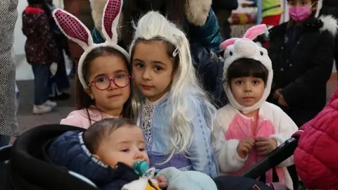 Los más pequeños disfrutan del Carnaval en la Plaza Mayor. Foto Vicente Marcos