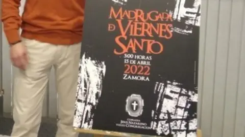 Ángel Ligero con su cartel