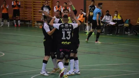 Los jugadores del River celebran el gol de Javi Manso