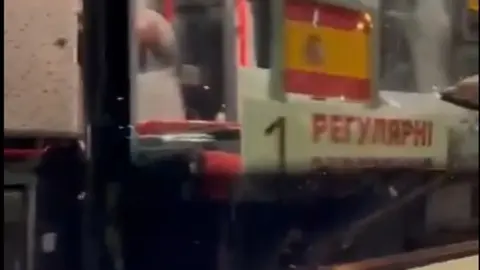 Españoles evacuados en el segundo convoy entran en Polinia