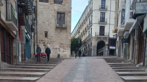 Viandantes en la calle Balborraz