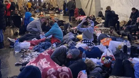 El metro de Kiev convertido en bunker y refugio