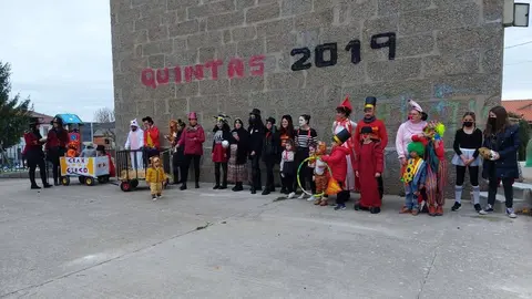 Vecinos de Villadepera disfrazados bajo la temática circense. Fotografía: Asociación Cultural Fuente Beber