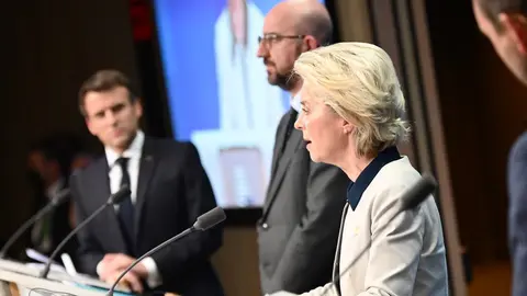 La presidenta de la Comisión Europea, Ursula von der Leyen, durante ona de las ruedas de prensa a raíz de la invasión rusa en Ucrania. Fotografía: Comisión Europea en España Facebook