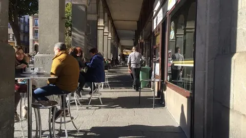 Zamoranos disfrutando de las terrazas. Foto de archivo