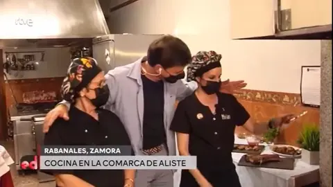 El reportero Sergio Fernández junto a las cocineras Miriam y Cata, del restaurante Hermanos Matellán de Rabanales