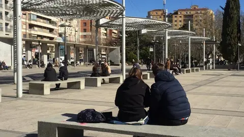 Gente en la Plaza de la Marina