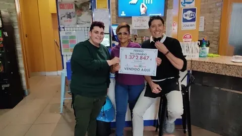 Los dueños de la Administración de Lotería de Toro muestran la combinación ganadora. Foto Rocío Gato