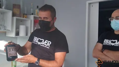 Antonio Gayoso y Miguel Domínguez en su establecimiento de Morales del Vino