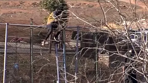 Captura de pantalla del momento de salto de la valla de Melilla
