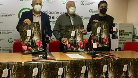 Presentación del Compromiso de Colaboración a nivel Nacional de  la empresa PAGO LOS BICHOS de Fermoselle y la AECC