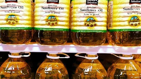 Estanterías con aceite de girasol