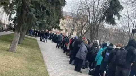 Ucranianos preparados para marcharse de Mariúpol