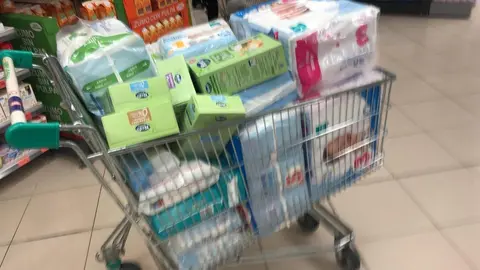 Imagen de una de las compras de material donado para la población ucraniana