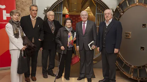 Clara Miranda, en el centro de la foto, en la sede del Instituto Cervantes de Madrid