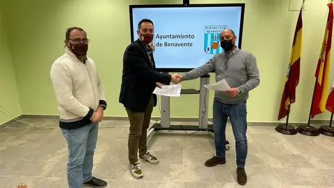 Firma convenio colaboración Ayuntamiento de Benavente y el Racing Club Benavente