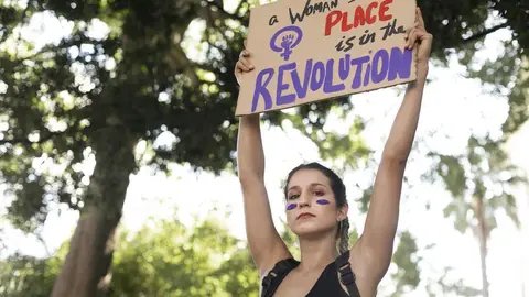 mujer en manifestación