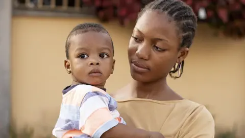 imagen de archivo bebé africano