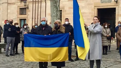 Minutos de silencio por Ucrania en Zamora. okhsana, en el centro de la imagen, sosteniendo una de las banderas junto a su marido