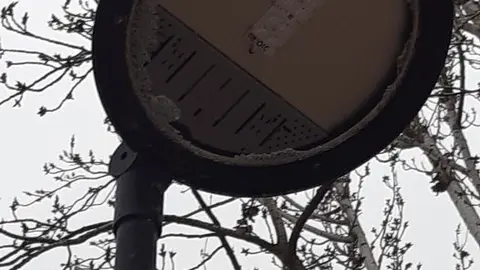 Estado de una de las farolas atacadas en el parque de Los Tres Árboles