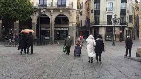 Viandantes bajo la lluvia en la Plaza Mayor de Zamora