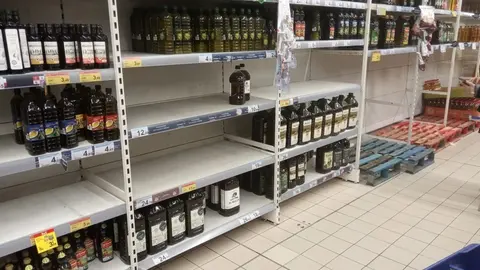 Estanterías de aceite vacías en un supermercado de Zamora