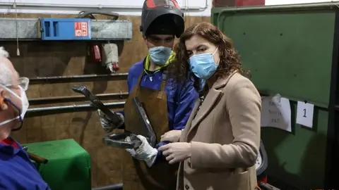 Clara San Damián durante la visita al centro de La Hiniesta. Foto Marcos Vicente
