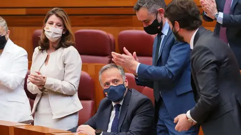 El candidato de VOX, Carlos Pollán Fernández (en el centro de la imagen), procurador electo por la provincia de León y miembro del Partido VOX, ha sido elegido Presidente de la Cámara. Fotografía: Facebook Cortes de Castilla y León