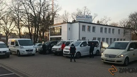 Los integrantes del convoy parten del hotel en el que han descansado. Foto Paco Colmenero