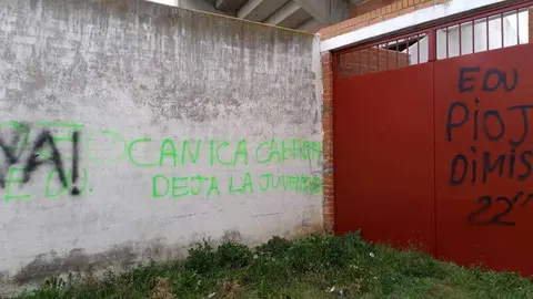 Pintadas en Fuentesaúco contra el alcalde de la localidad