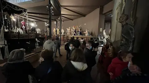 Visita de la Hermandad del Santísimo Cristo de la Luz de Cuenca al Museo de Semana Santa