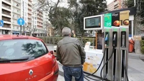 Imagen de archivo de un hombre en una gasolinera. Foto SalamancaAldia
