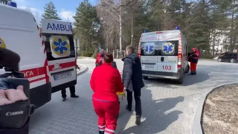 Los sanitarios trasladan a un herido a una de las ambulancias tras el ataque