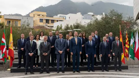 Conferencia presidentes. Foto oficial de Pedro Sánchez, el rey Felipe VI y los presidentes autonómicos