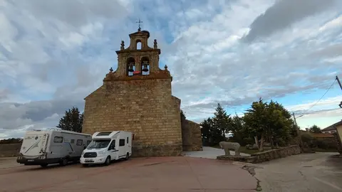 La autocaravana de Ana junto a la iglesia de Villardiegua de la Ribera